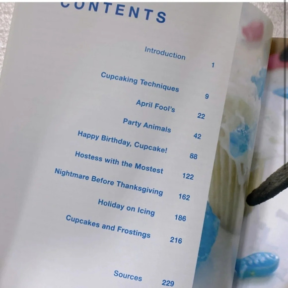 Karen  Tack & Alan Richardson Hello, Cupcake! Cookbook - Picture 2 of 11